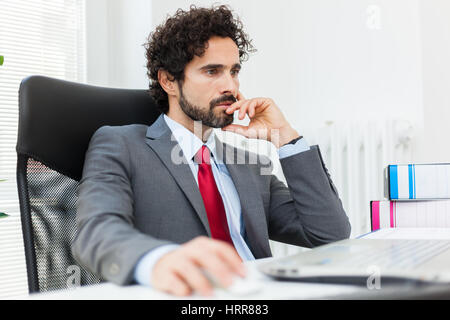 Preoccupato imprenditore a lavorare al suo computer portatile Foto Stock