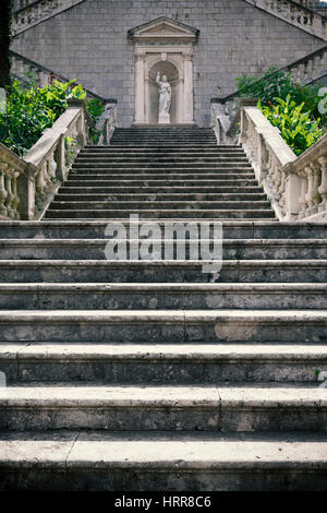 Le scale di pietra che conduce alla chiesa Foto Stock