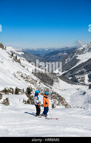 Gli sciatori, zona sciistica di Hochfügen, Zillertal, Tirolo, Austria Foto Stock