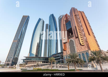 ABU DHABI, Emirati Arabi Uniti - 26 NOV 2016: l'Etihad Towers grattacieli nella città di Abu Dhabi, Emirati Arabi Uniti Foto Stock