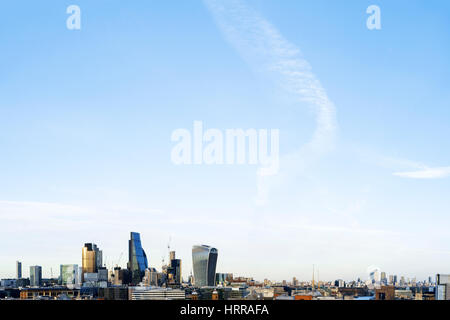 UK, Londra, ad alto angolo di visione dell'architettura moderna nel quartiere finanziario con vista del Canary Wharf Foto Stock
