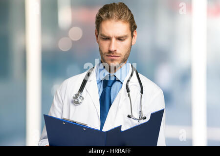 Medico la lettura di un documento Foto Stock