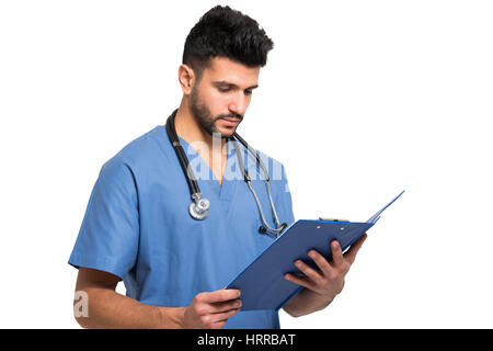 Medico la lettura di un documento Foto Stock