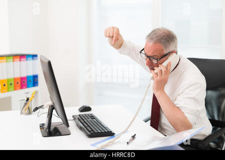 Ritratto di un uomo arrabbiato urla al telefono Foto Stock