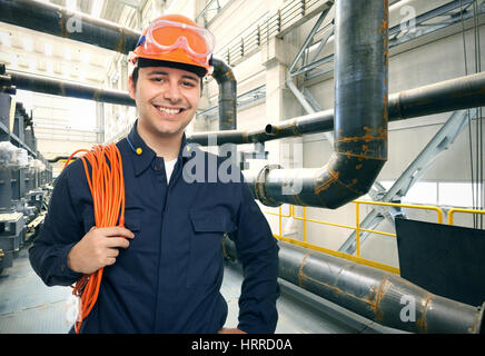 Ritratto di un ingegnere sorridente in una fabbrica Foto Stock