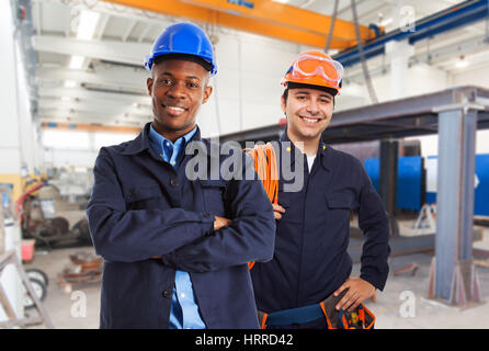 Ritratto di lavoratori in una fabbrica Foto Stock