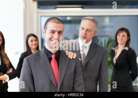 Imprenditore congratularmi con un dipendente nel suo ufficio Foto Stock