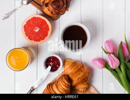 La prima colazione con cornetti, succo d'arancia e caffè, vista dall'alto Foto Stock
