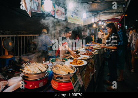 Chiang Mai, Thailandia - Agosto 27, 2016: tailandese donna le vendite a sabato notte di mercato il 27 agosto 2016 a Chiang Mai, Thailandia. Foto Stock