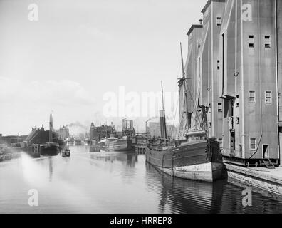 Nave da carico scarico di grano al Great Northern ascensore, Buffalo, New York, Stati Uniti d'America, Detroit Publishing Company, 1900 Foto Stock