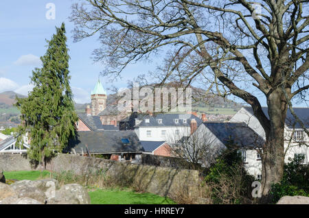 Vista dal castello di Abergavenny, un castello normanno nel mercato comune di Abergavenny Foto Stock
