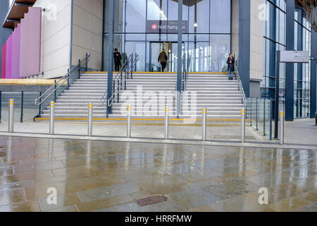 Ingresso al nuovo Northampton Stazione ferroviaria sul bagnato, giorno di pioggia Foto Stock