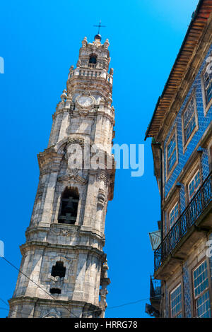 Torre Clerigos visto dal livello del suolo a Porto, Portogallo Foto Stock