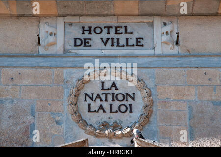 La placca all ingresso dell' Hotel de Ville in Besancon leggendo La Nation La Loi in Place du 8 Septembre Besancon Francia Foto Stock