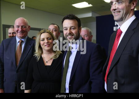 Leader SDLP Colonna Eastwood (al centro) con sua moglie Rachael presso il Lough Foyle Arena in Londonderry durante il Northern Ireland Assembly elezione di conteggio. Foto Stock