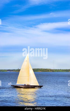 Regata a vela nella Baia Kruunuvuorenselka vicino isola Suomenlinna. Nave a vela yacht con vele bianche coinvolti negli sport acquatici. La navigazione in s Foto Stock