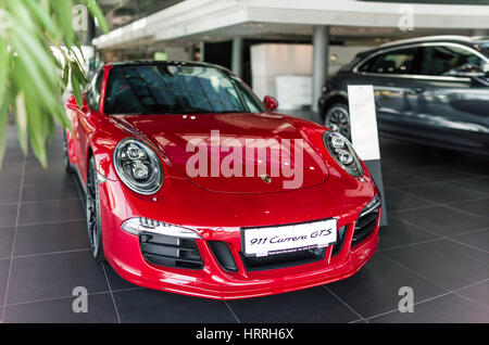 Kiev, Ucraina - 7 agosto 2016: Photoshoot di rosso Porsche 911 vicino centro automobilistico "Porsche centro di Kiev Aeroporto" Foto Stock