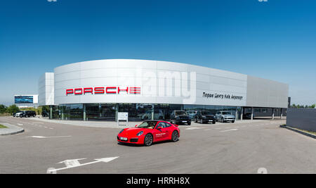 Kiev, Ucraina - 7 agosto 2016: Photoshoot di rosso Porsche 911 vicino centro automobilistico "Porsche centro di Kiev Aeroporto" Foto Stock