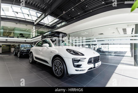 Kiev, Ucraina - 7 agosto 2016: Bianco Porsche Macan in show room Foto Stock