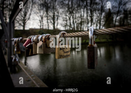 Lucchetti sul ponte di Ypres Foto Stock