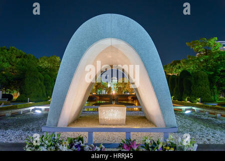 Hiroshima, Giappone - 26 Aprile 2014: vista del Memorial il Cenotafio nel Parco della Pace. Il cenotafio tenendo i nomi delle persone uccise dalla bomba Foto Stock