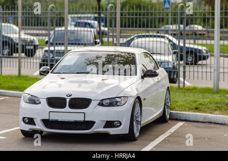 Kiev, Ucraina - Aprile 15th, 2013: Bianco autovettura BMW E92 M3 Cabrio in vendita. Foto Stock