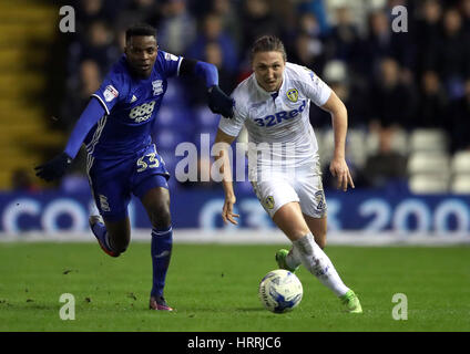 Birmingham City's Cheikh Keita (sinistra) e Leeds United Ayling Luca battaglia per la sfera durante il cielo di scommessa match del campionato a St Andrews, Birmingham. Foto Stock