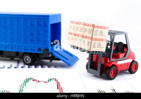 Carrello elevatore a forche giocattoli con le caselle. Concetto di trasporto internazionale di merci su sfondo di business Foto Stock