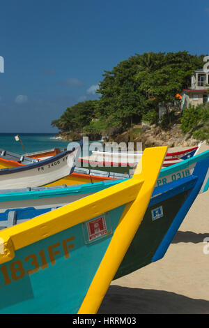 Fila di dipinto luminosamente YOLA barche da pesca barca CRASH BEACH AGUADILLA PUERTO RICO Foto Stock