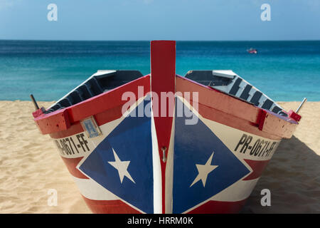 Il Puerto Rican bandiera dipinta YOLA barca da pesca barca CRASH BEACH AGUADILLA PUERTO RICO Foto Stock