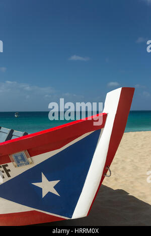 Il Puerto Rican bandiera dipinta YOLA barca da pesca barca CRASH BEACH AGUADILLA PUERTO RICO Foto Stock