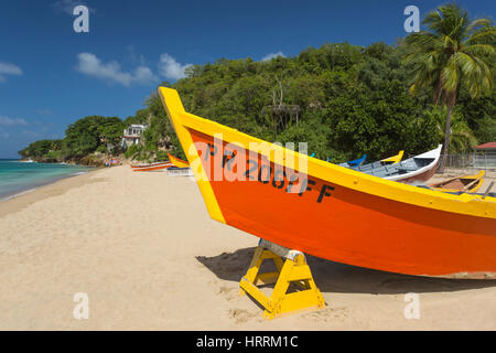 Fila di dipinto luminosamente YOLA barche da pesca barca CRASH BEACH AGUADILLA PUERTO RICO Foto Stock