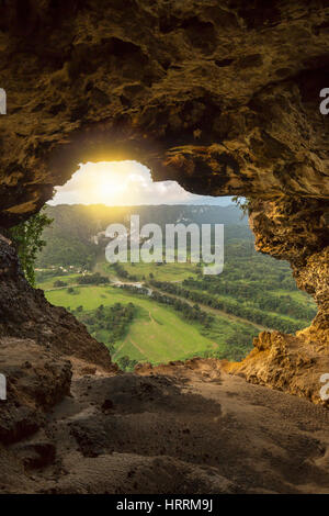 Grotta finestra CHE SI AFFACCIA SUL RIO GRANDE DE VALLE DI ARECIBO ARECIBO PUERTO RICO Foto Stock
