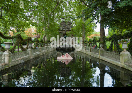 La Fontaine des Médicis, Fontana Medicea, acqua Mobile Venus, una scultura contemporanea dal sacco di Hannerz di una faccia parzialmente sommerso in acqua (2006). Foto Stock