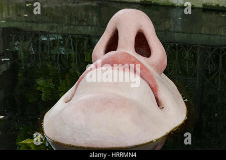 La Fontaine des Médicis, Fontana Medicea, acqua Mobile Venus, una scultura contemporanea dal sacco di Hannerz di una faccia parzialmente sommerso in acqua (2006). Foto Stock