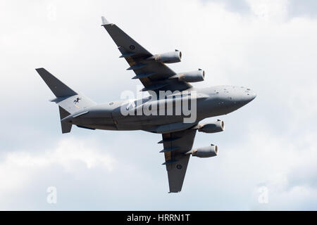 MELBOURNE, Australia - 20 marzo: Un Royal Australian Air Force C-17A Globemaster III vola in un visualizzatore pubblico al di sopra di Melbourne il 20 marzo 2016 Foto Stock