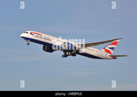 British Airways Boeing 787 Dreamliner G-ZBKG decollo dall'Aeroporto Heathrow di Londra, Regno Unito Foto Stock
