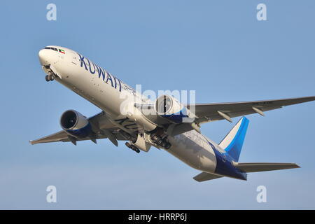 Kuwait Airways Boeing 777 9K-AOE decollo dall'Aeroporto Heathrow di Londra, Regno Unito Foto Stock