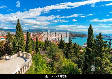 Vista suddivisa dalla collina Marjan in una giornata di sole Foto Stock