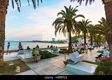 Split, Croazia - 17 settembre: Lungomare Spalato in serata vicino al centro storico della città dove molti turisti vengono a passeggiare e rilassarsi su setep Foto Stock