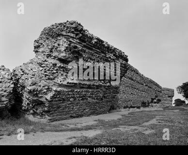 Cerca ENE in corrispondenza della faccia esterna della parete di S & SE sporgente bastione di Burgh Castle Roman Fort, Norfolk, costruito in C3rdAD contro i predatori sassone. Foto Stock