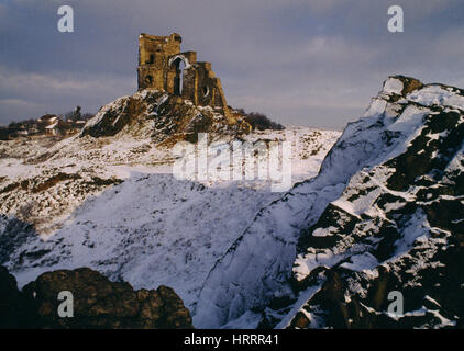 Visualizzare ne di falciare Cop C diciottesimo follia castello sulla vetta della collina di tosatura del Cheshire/Staffordshire confine. Area di seguito utilizzata per celebrazioni Lammastide (MOW Foto Stock