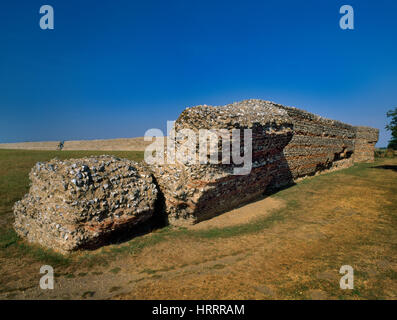 Cerca ENE a Burgh Castle Roman fort costruito in C3rdAD contro i predatori Sassone: parte della parete S si inclina verso l'esterno che rivelano la sua struttura interna. Foto Stock