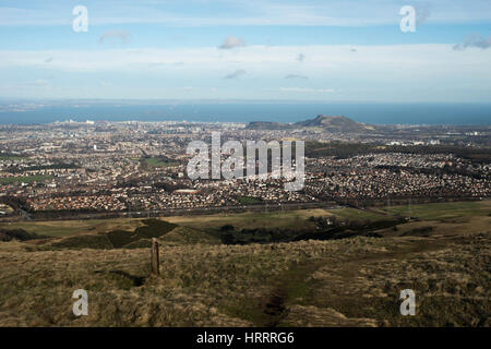 Vista della città di Edimburgo dal allermuir pentlands con Arthurs Seat in distanza Foto Stock