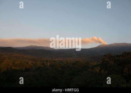 Vista del Vulcano Turrialba dall'interno della Costa Rican giungla, in Aquires, Costa Rica. Foto Stock