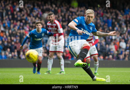 Rangers Martyn Waghorn punteggi l'apertura obiettivo dal punto di penalità durante la Coppa Scozzese, quarti di finale corrisponde al Ibrox Stadium, Glasgow. Foto Stock