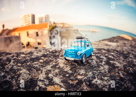 Viaggiare in miniatura auto con i bagagli sul tetto. La fotografia macro. Foto Stock