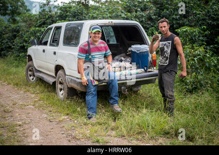 Lavoratori di caffè in posa per una fotografia e di bere il caffè in una azienda di caffè in Aquires, Costa Rica. Foto Stock