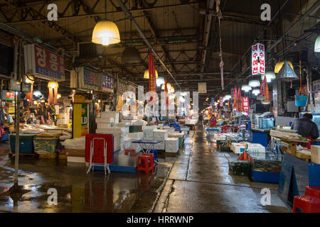 Vista dell'interno della pesca Noryangjin mercato all'ingrosso (o Noryangjin Mercato del pesce) a Seul, in Corea del Sud. Foto Stock