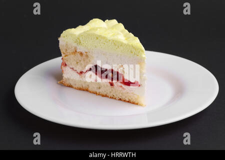 La ciliegia la torta con panna montata Foto Stock